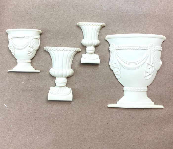Set of 4 resin urn Appliqués
