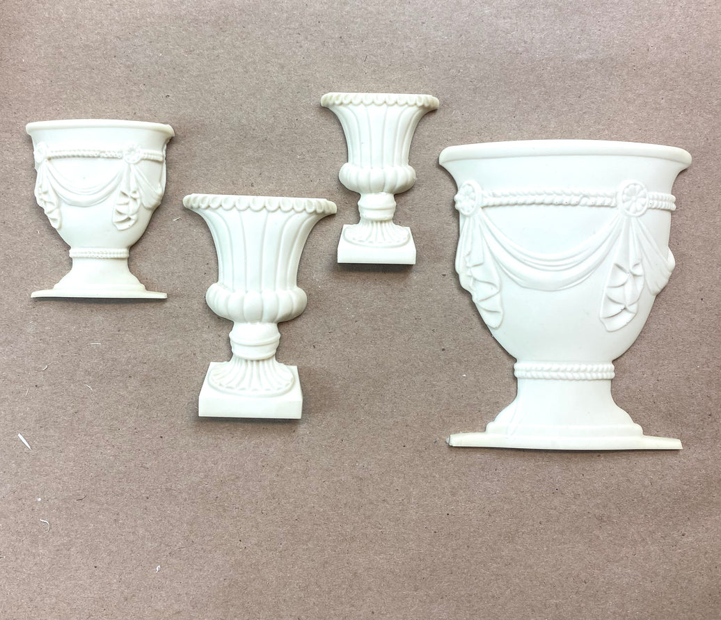 Set of 4 resin urn Appliqués
