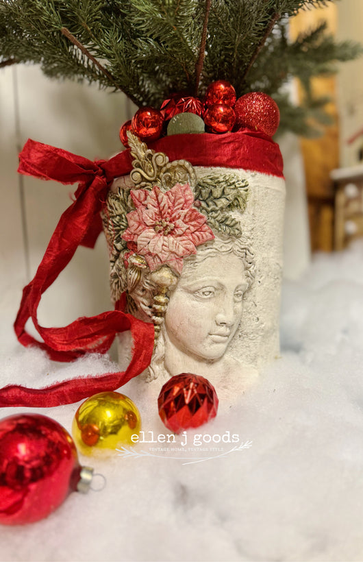 A CHRISTMAS POT WITH I.O.D. MOULDS 12/4/24